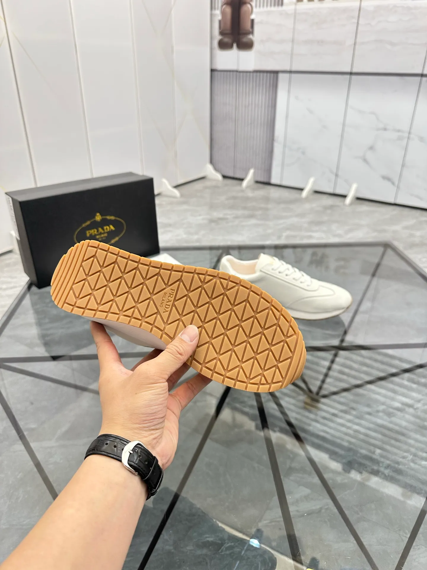 Men's shoes: 💰P420¥ Product trademark: Prada *"Prada*" low-top casual shoes Regular size: 38-44 (can be customized to 45) Product materials: imported cowhide upper, sheepskin lining, original outsole. Number: 020